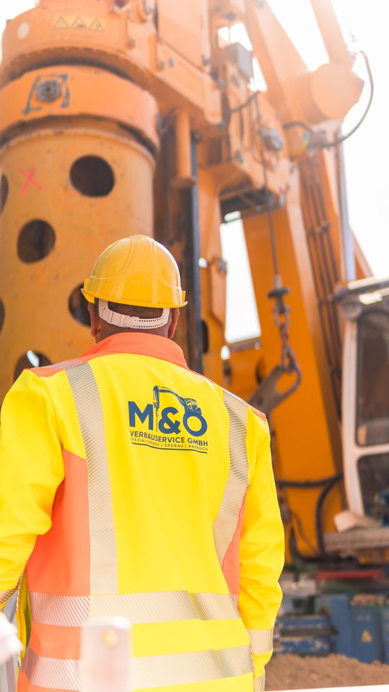 M&O Verbauservice, Bauleiter vor dem Bohrgerät auf der Baustelle in Köln